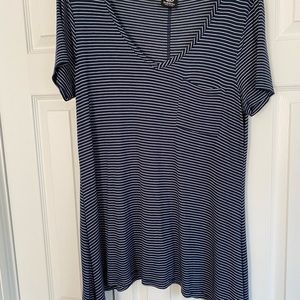 Short sleeve blue and white top